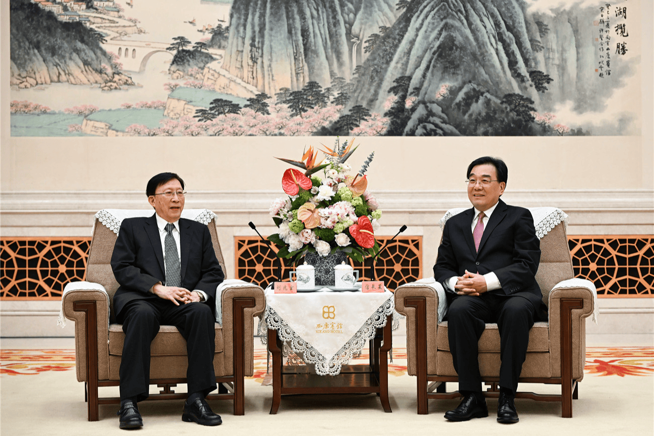 交汇点讯 4月21日,省委书记信长星在南京会见两岸企业家峰会台湾方面