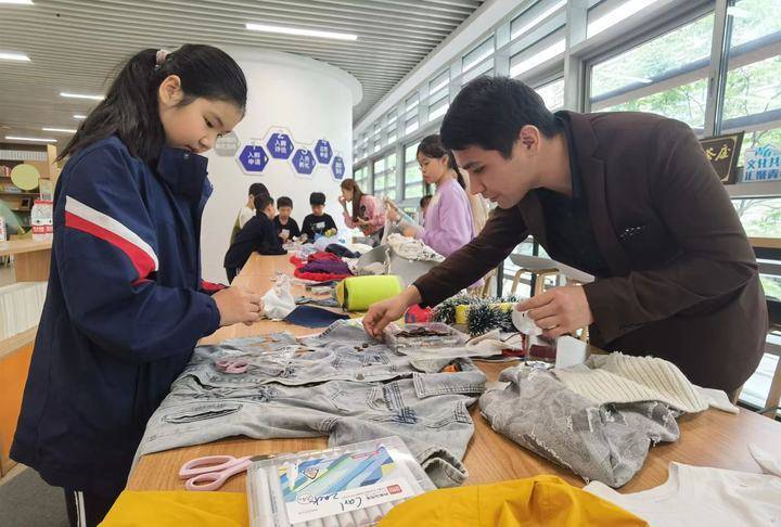 指导老师亲自示范,为前来参加活动的学员们详细讲解了旧衣改造的思路