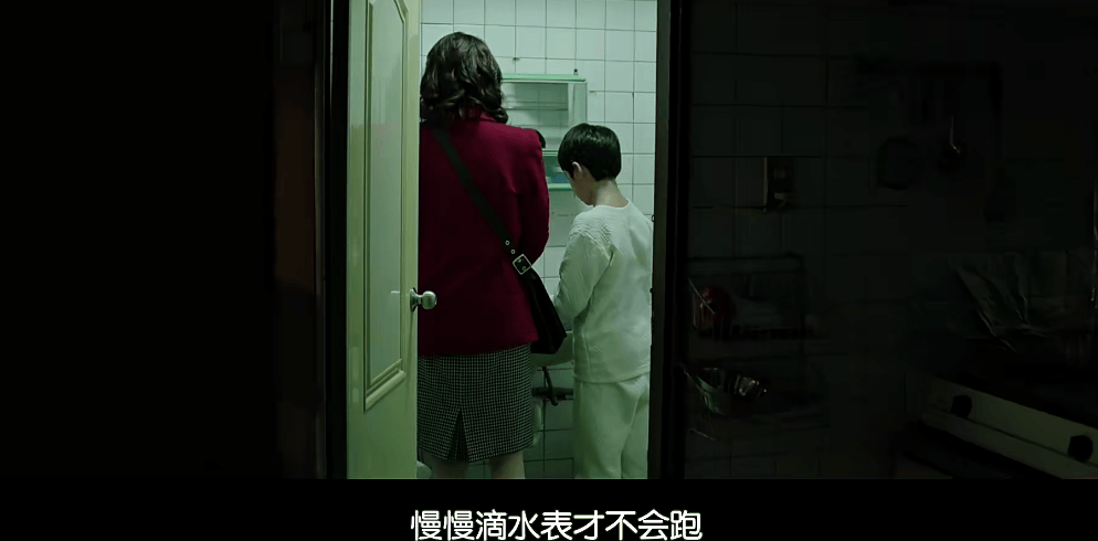 为了攒够钱,父子两个在生活中必须要精打细算到抠门的程度,每次洗完澡