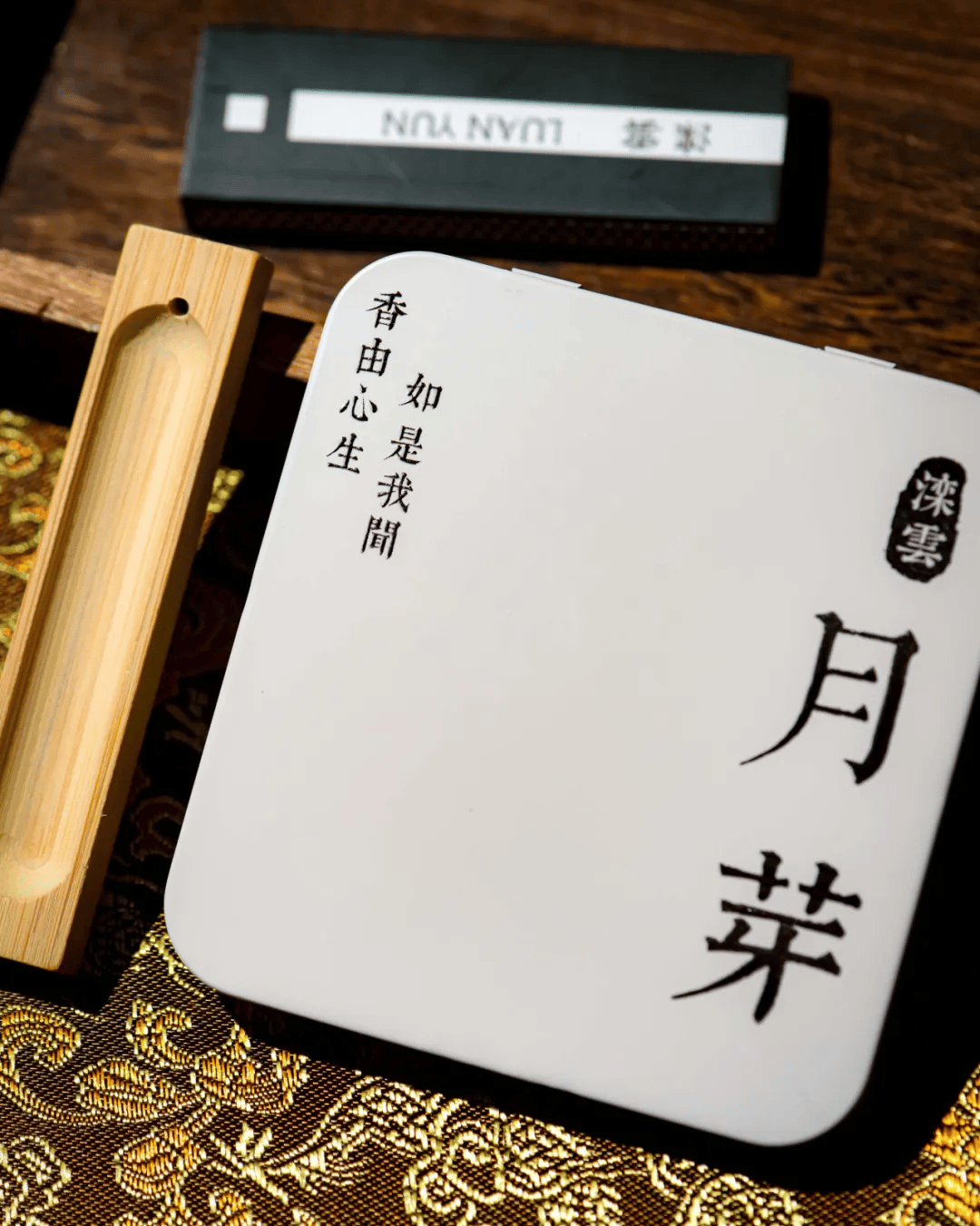 在上班与上进之间,选择了"上香"