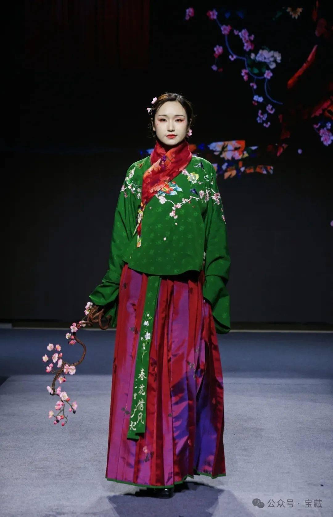 现场 | 穿汉服看展览逛市集,2024"国丝汉服节·古韵新风"在中国丝绸