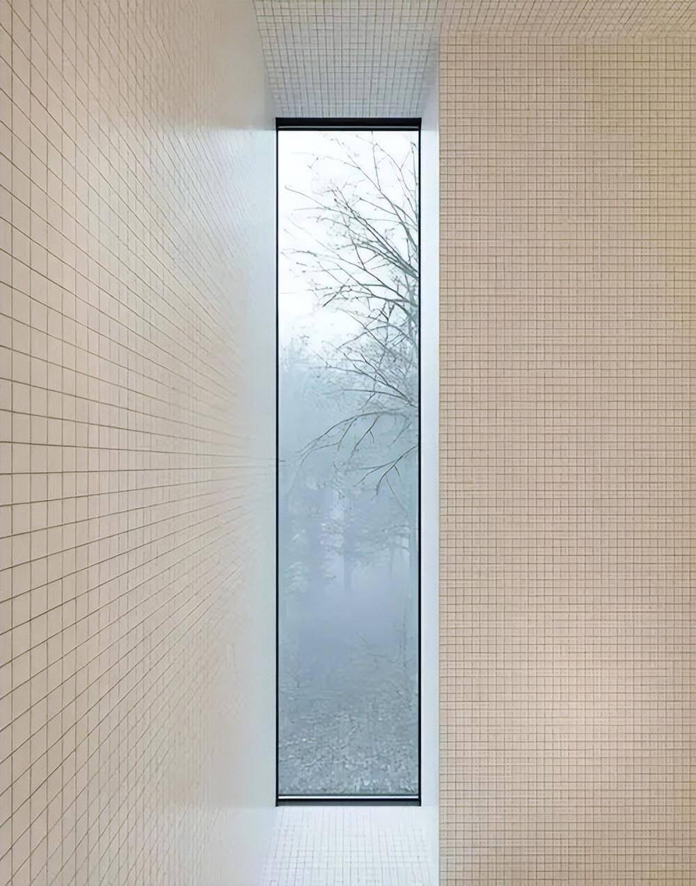 一女子验房时,惊讶发现"猫条"窗户!塞在两墙之间,只一条小缝