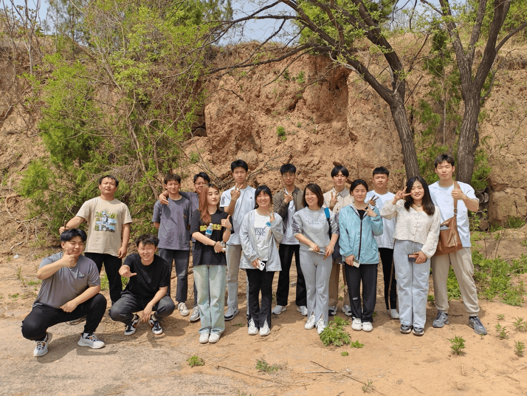 所选的演员全部是阳泉师专的同学们,他们第一次参加这样的演出,但进入