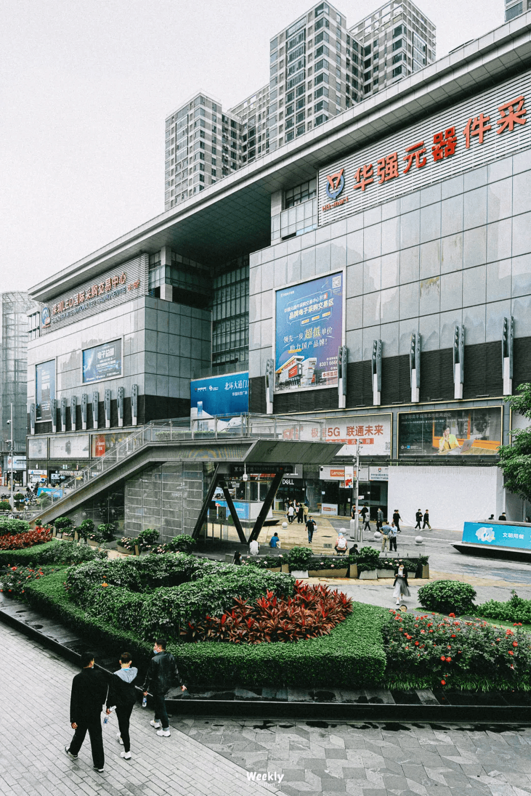 在深圳华强北,年轻人暴打消费主义