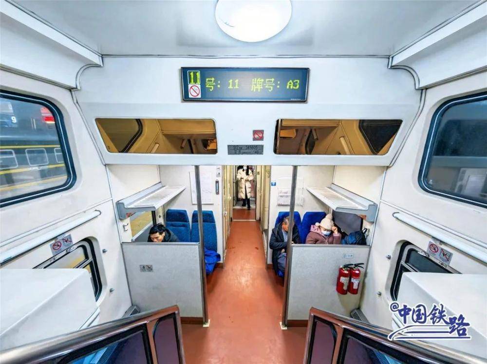 25k型双层普速客车保留出厂原始涂装的它是目前全国少数引起了不少网