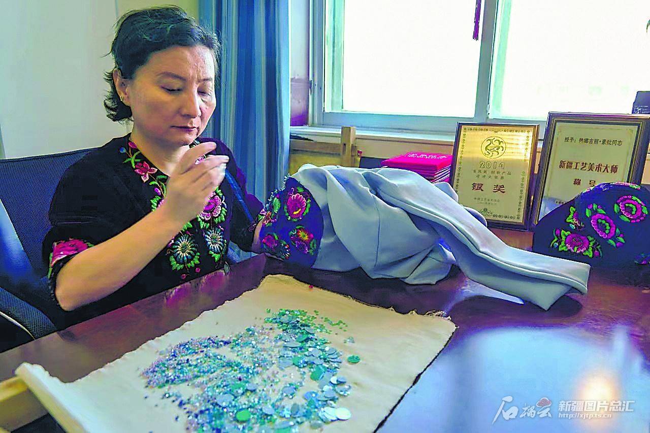 哈密刺绣"融"出新魅力_图案_文化_京绣