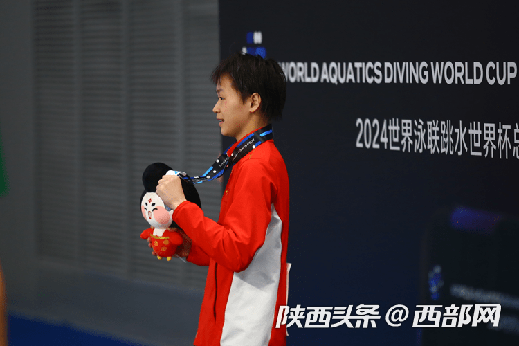 全红婵跳水世界杯摘银 将英国铜牌得主"公主抱"