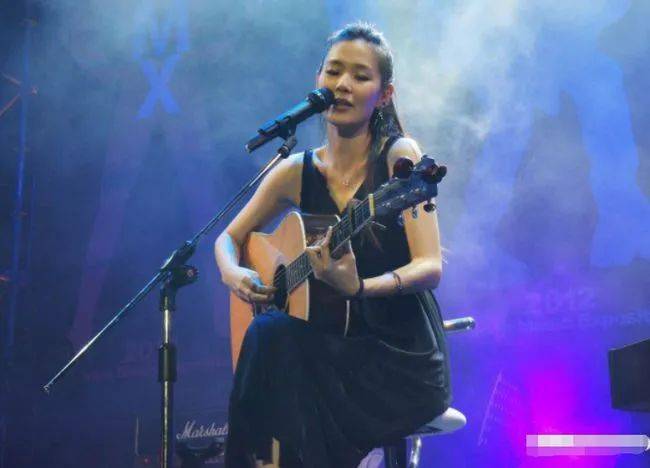 演唱会上宣布离婚,归来仍获金曲奖,曾和吴青峰感情亲密到像恋人