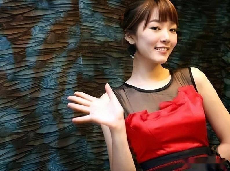 "小苹果"女主裴涩琪,靠r级片成名,嫁给网络主播后,现状如何