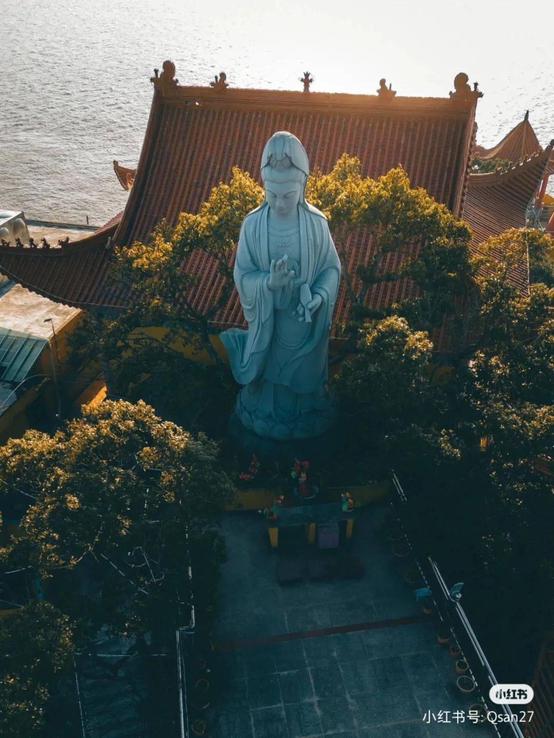 每至海上日出与日落,莲花寺便如精美的巨型画舫,孤行进于蓝海之上