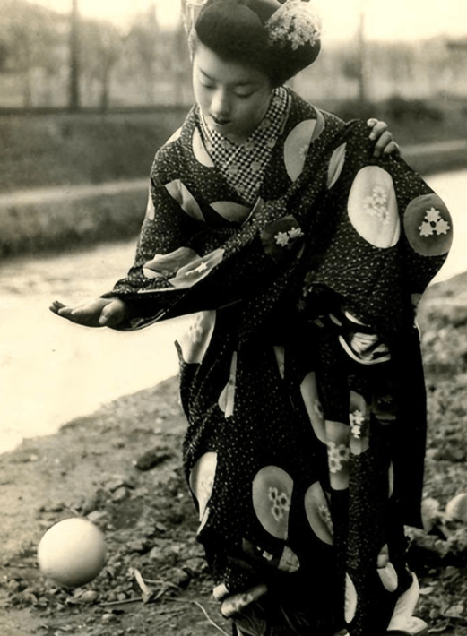 罕见照片:日本女人竟如此开放大胆,女学生脱光衣服全身赤裸上课
