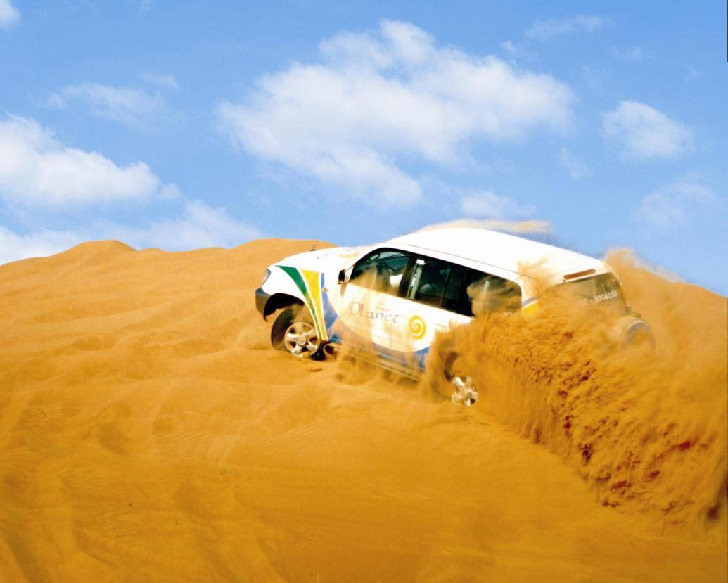 在中东首个也是世界上最大的室内滑雪公园——迪拜滑雪场的冬季仙境中