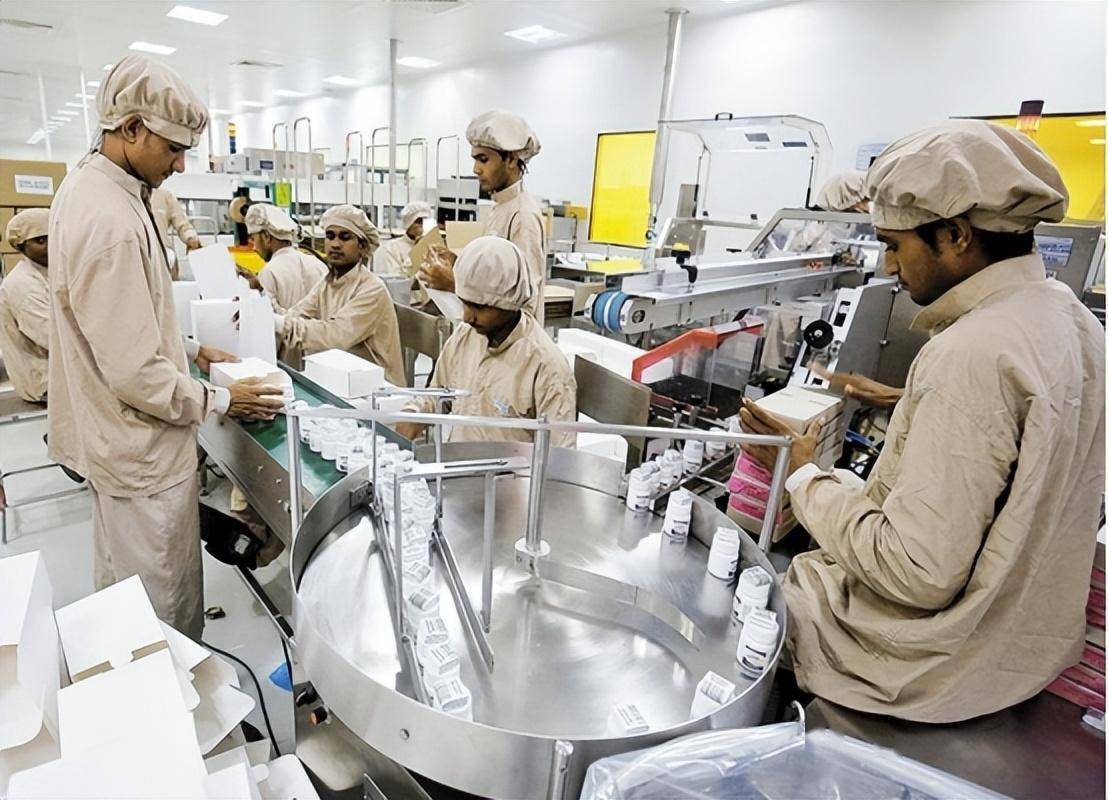 印军伞兵跳伞表演变集体葬礼，上万美元的降落伞，一个也打不开-印度伞兵摔死30人是真的吗视频