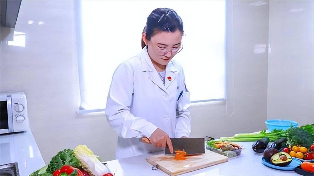 杨薇是一位营养师,她对于食品的热量和成分了如指掌.