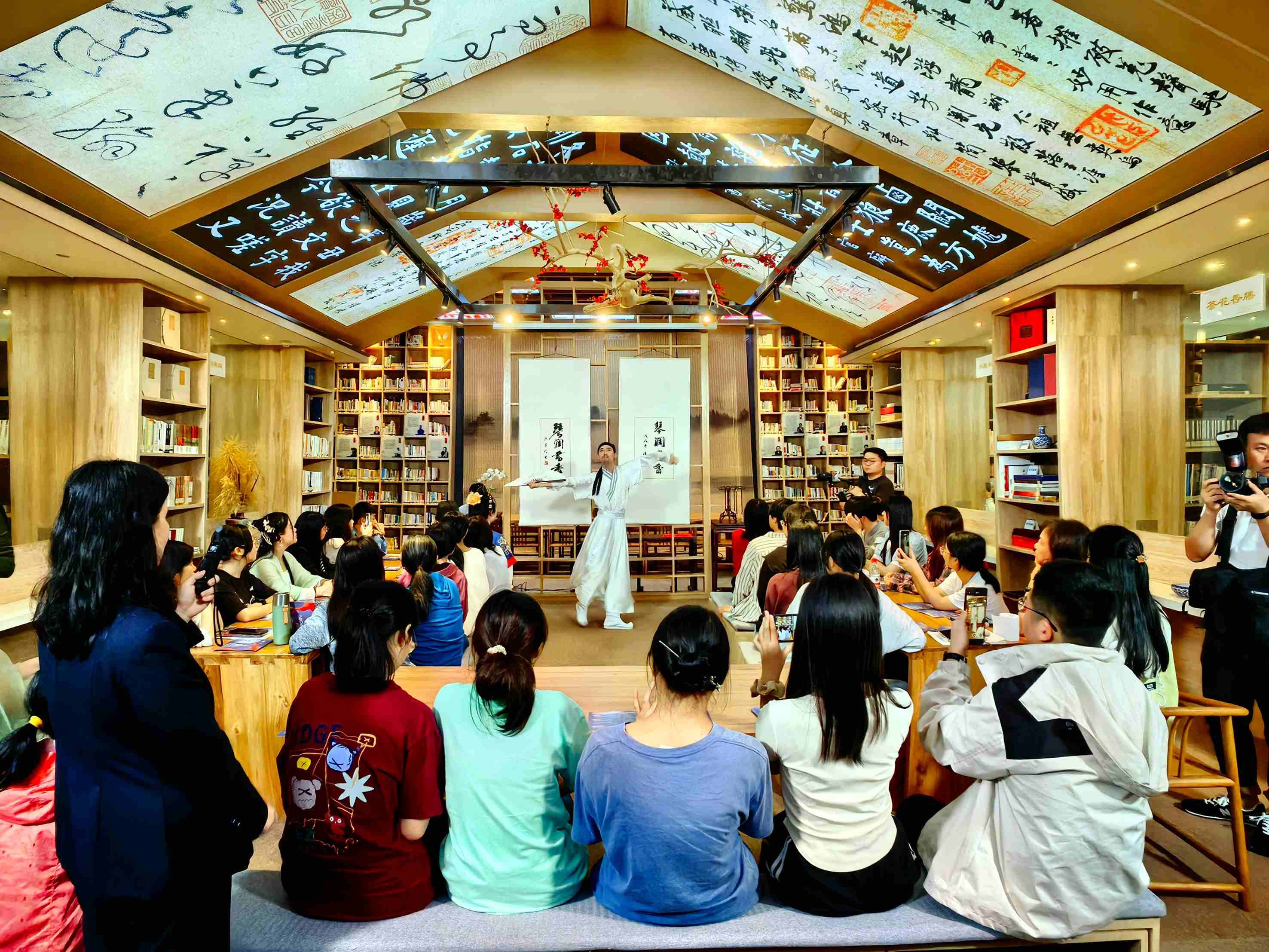 湖南图书馆"阅见山河"主题"古今沉浸式阅读剧场"  张玲 摄今年4月