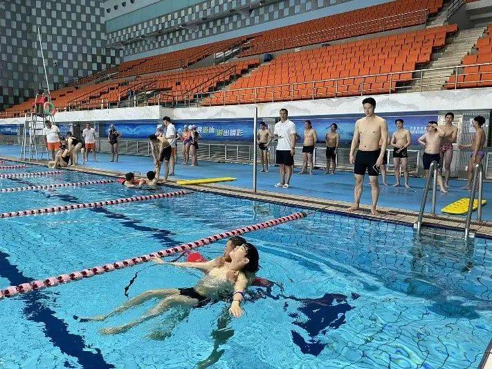 拧紧夏季游泳"安全阀",浦东新区游泳救生协会开办2024年度游泳救生员,