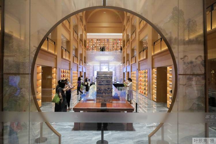 眼下,龙南佳苑灯塔书房通过挖掘社区内不同行业青年人才的专业优势