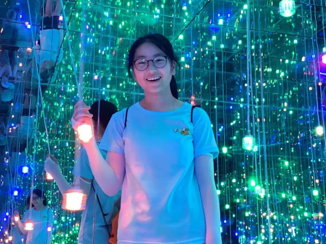 光是柱状的,斜斜地掠过窗.车是慢慢的,路的尽头被一片绿意遮掩.