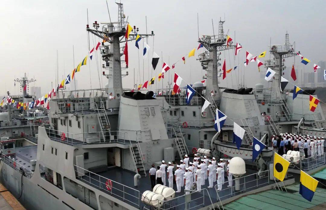 泰山舰,衡山舰等5艘舰艇4月22日,南部战区海军某登陆舰大队邀请子弟兵