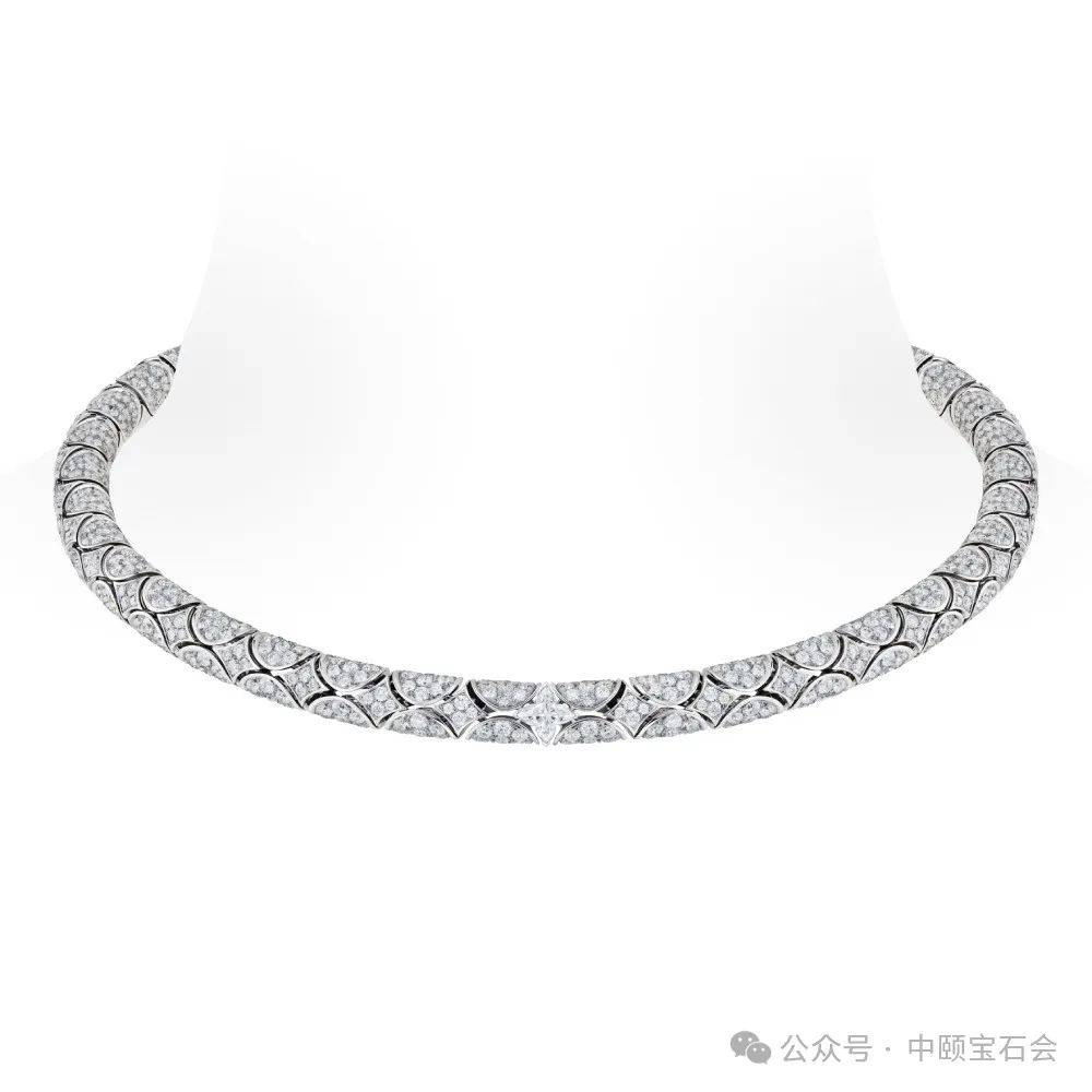 莹泽的珍珠为主石,你可以看到一件双链式项链串联43颗灰色大溪地珍珠