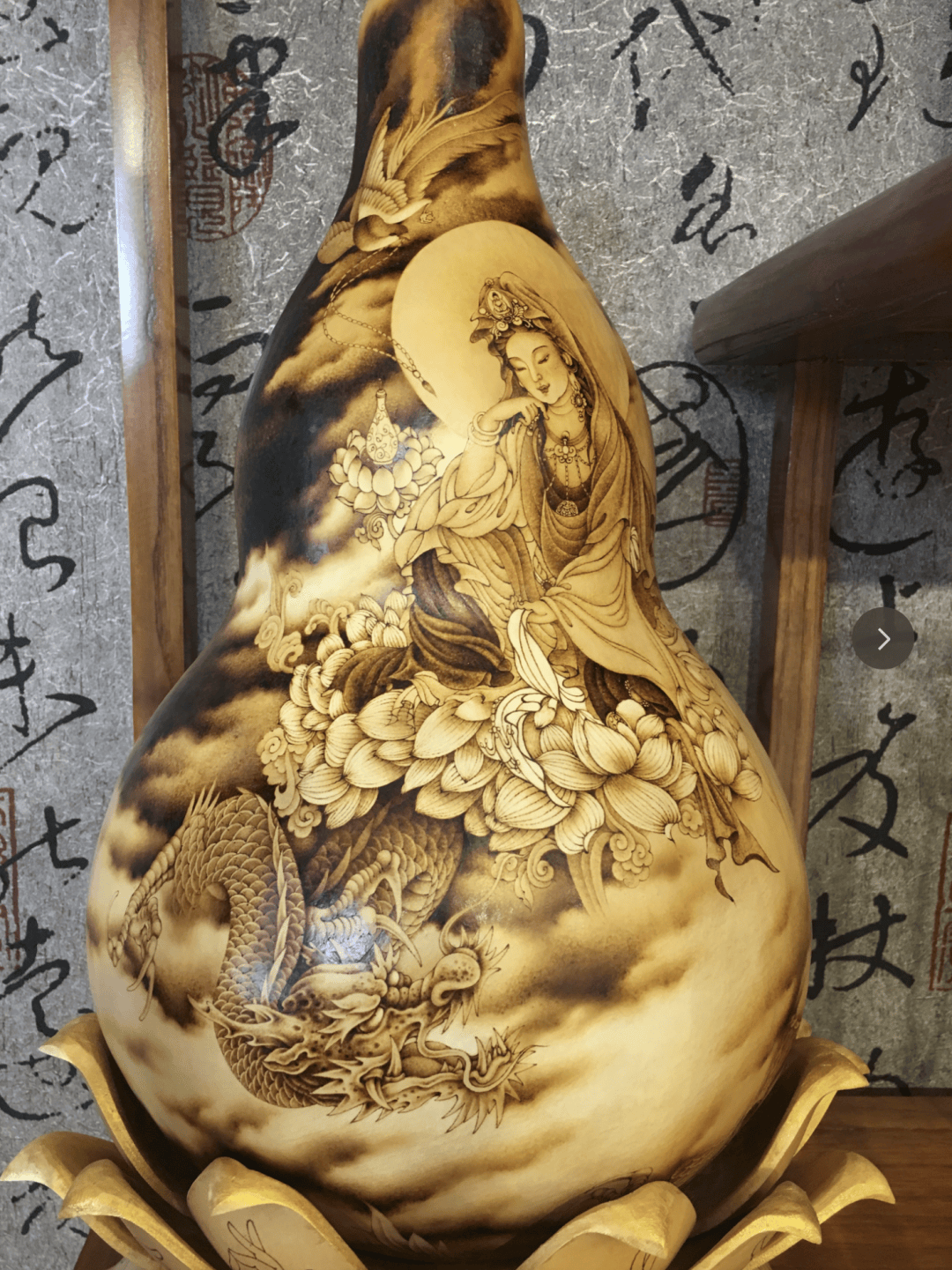 背后的云团明暗重叠,翻腾于云海中的龙怒目而视,莲花座之上的菩萨慈眉