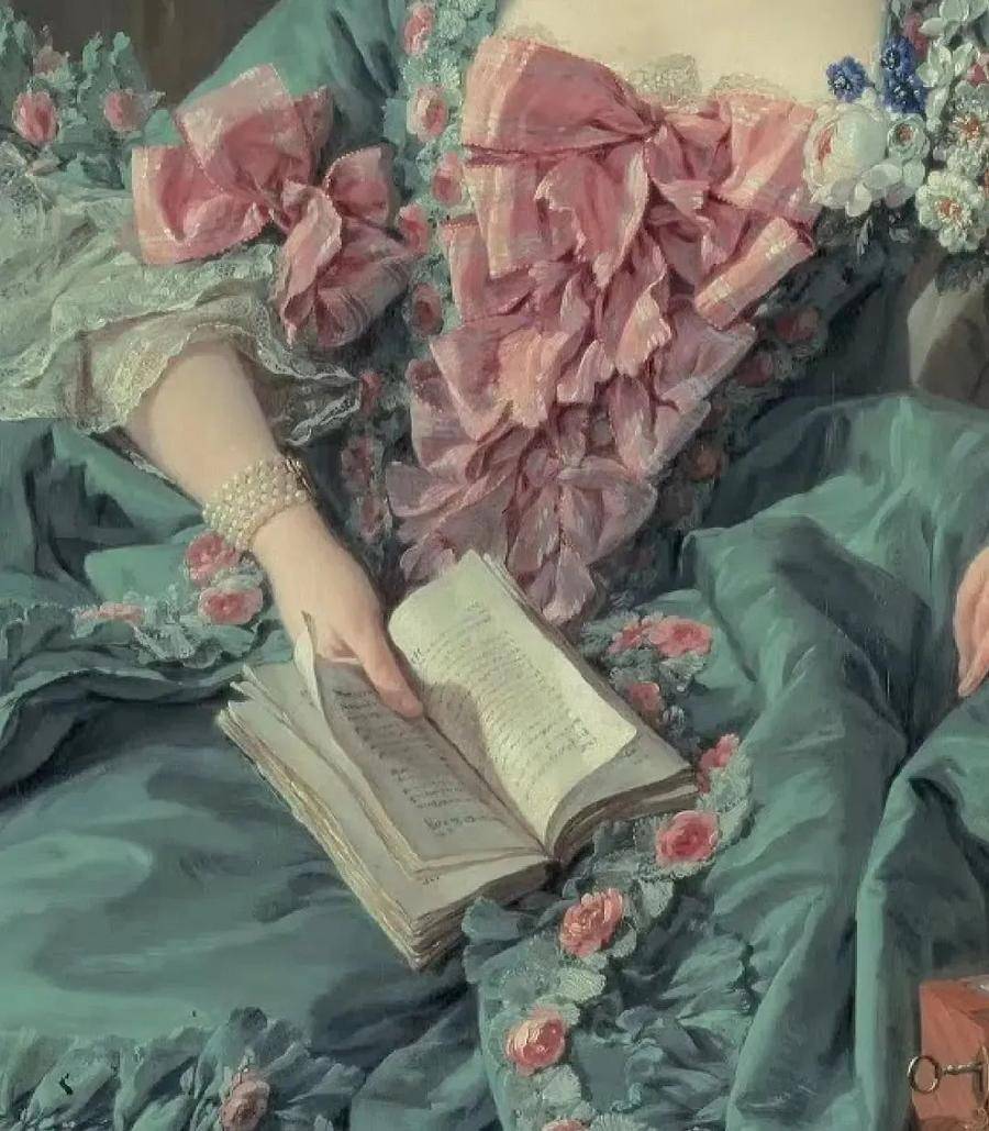 画作中蓬巴杜夫人肤色白皙,面带桃红,身着一袭华贵的裙,手里拿着一本