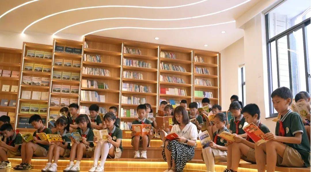 临海路桥区桐屿街道中心幼儿园组织开展读书日系列活动,活动以亲子