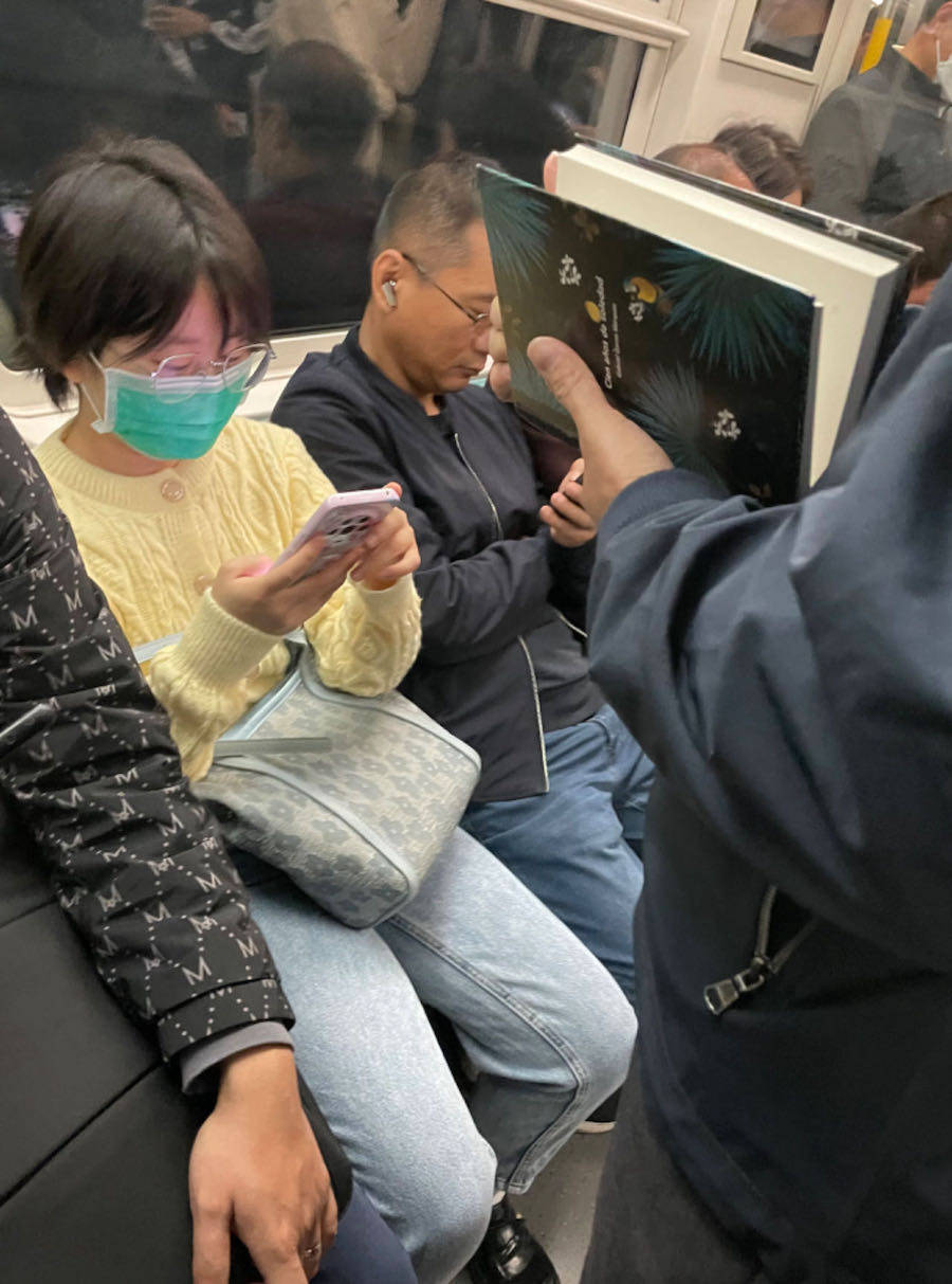 拍北京地铁上的读书人第六年:在熟悉的生活中享受奇遇