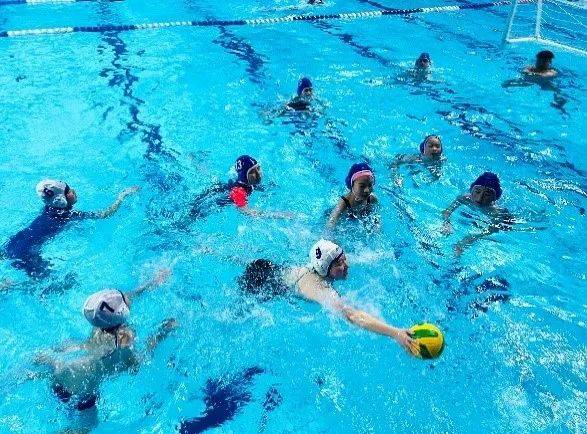 近日,上海浦东游泳馆,以及源深游泳馆和三林游泳馆分别开设了别开生面