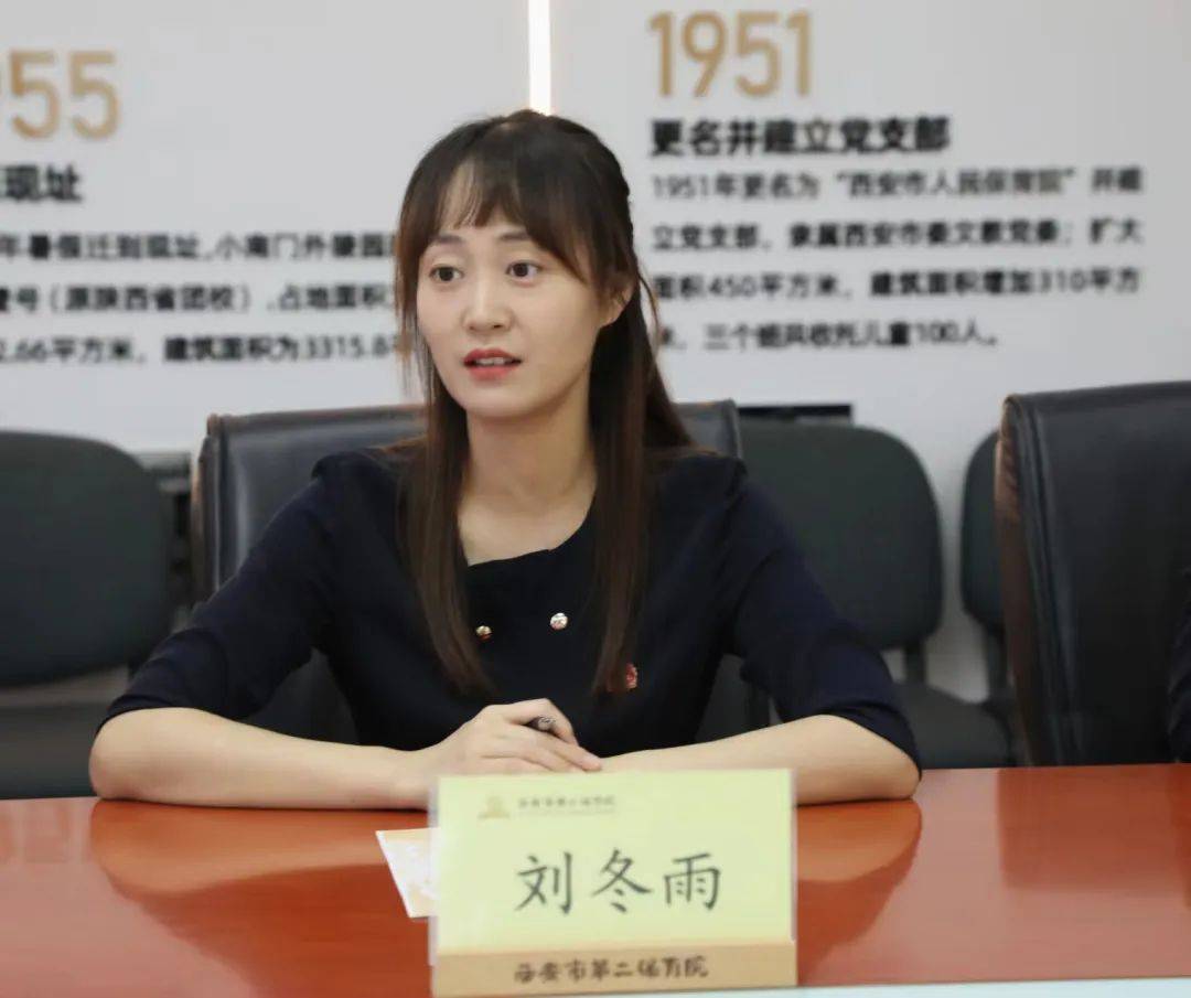 指导教师在拜师结对仪式中,两位藏族老师与指导教师表态发言,互赠礼物