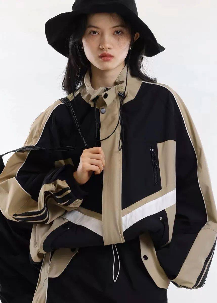 黑棕拼色运动风外套品牌:uld参考价格:739 rmb购买方式:天猫uld旗舰店