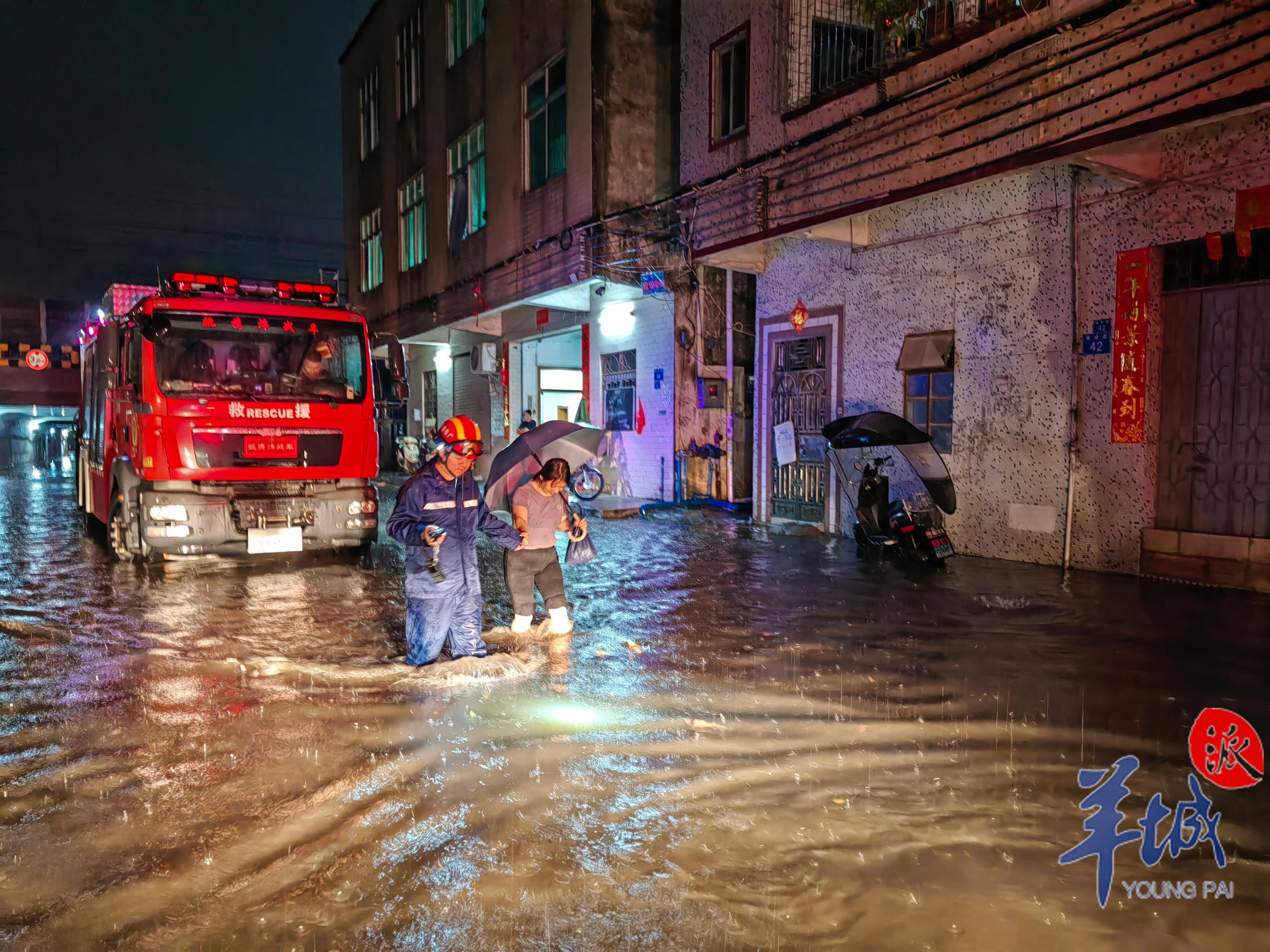 广州"火焰蓝"奋战在抗洪抢险一线,1天辗转两地救援