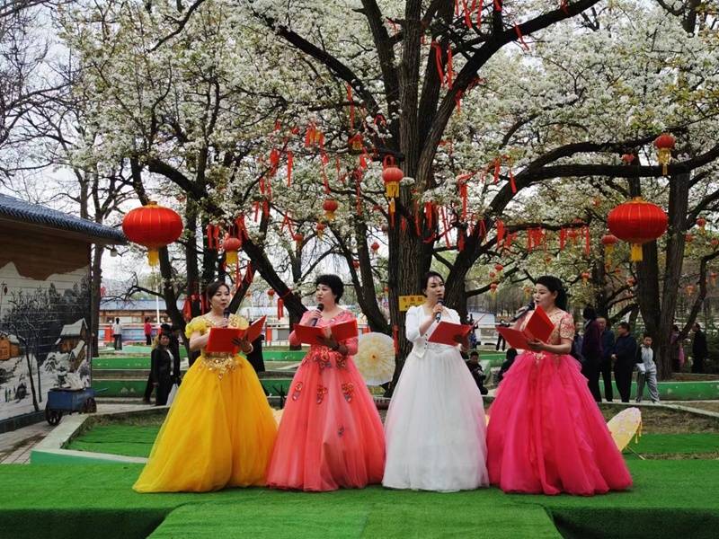 宁夏隆德县举办"六盘书声阅读会"走进百年梨园新时代文明实践活动