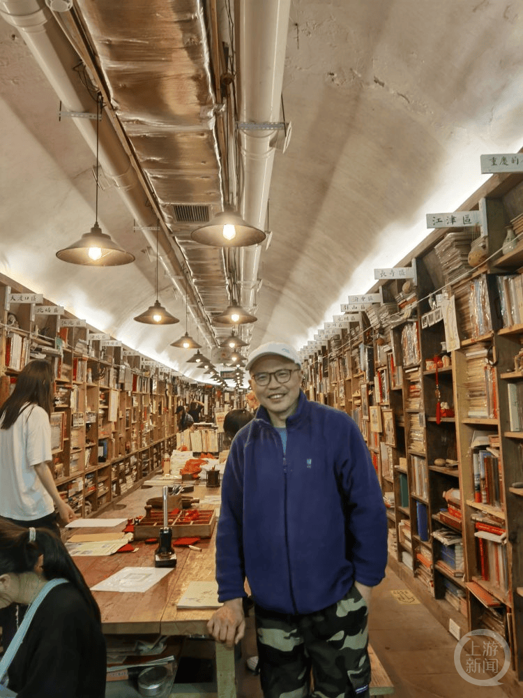 防空洞里的“浪漫” 2万本书记录重庆