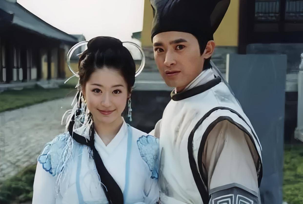 比如《少年包青天2》中饰演陆湘湘的李卉,就是周星驰公司下的一员.