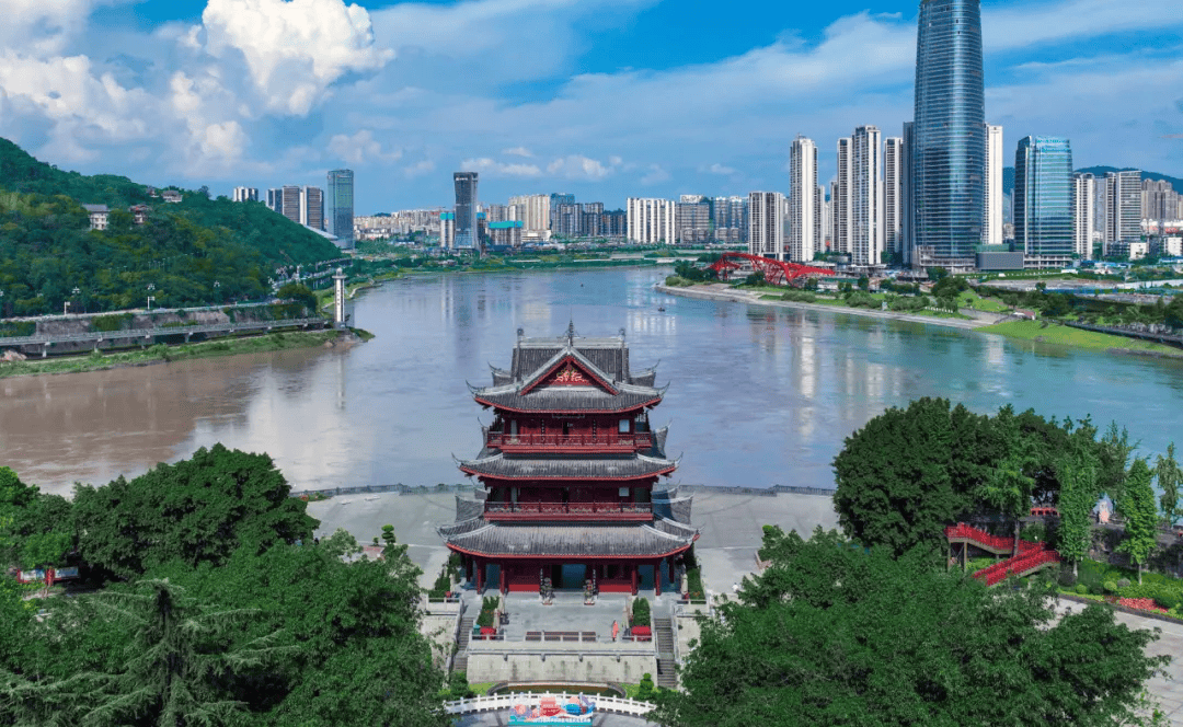 免费品酒:游客可以在五粮液景区,蜀南竹海景区,兴文石海景区,李庄古镇