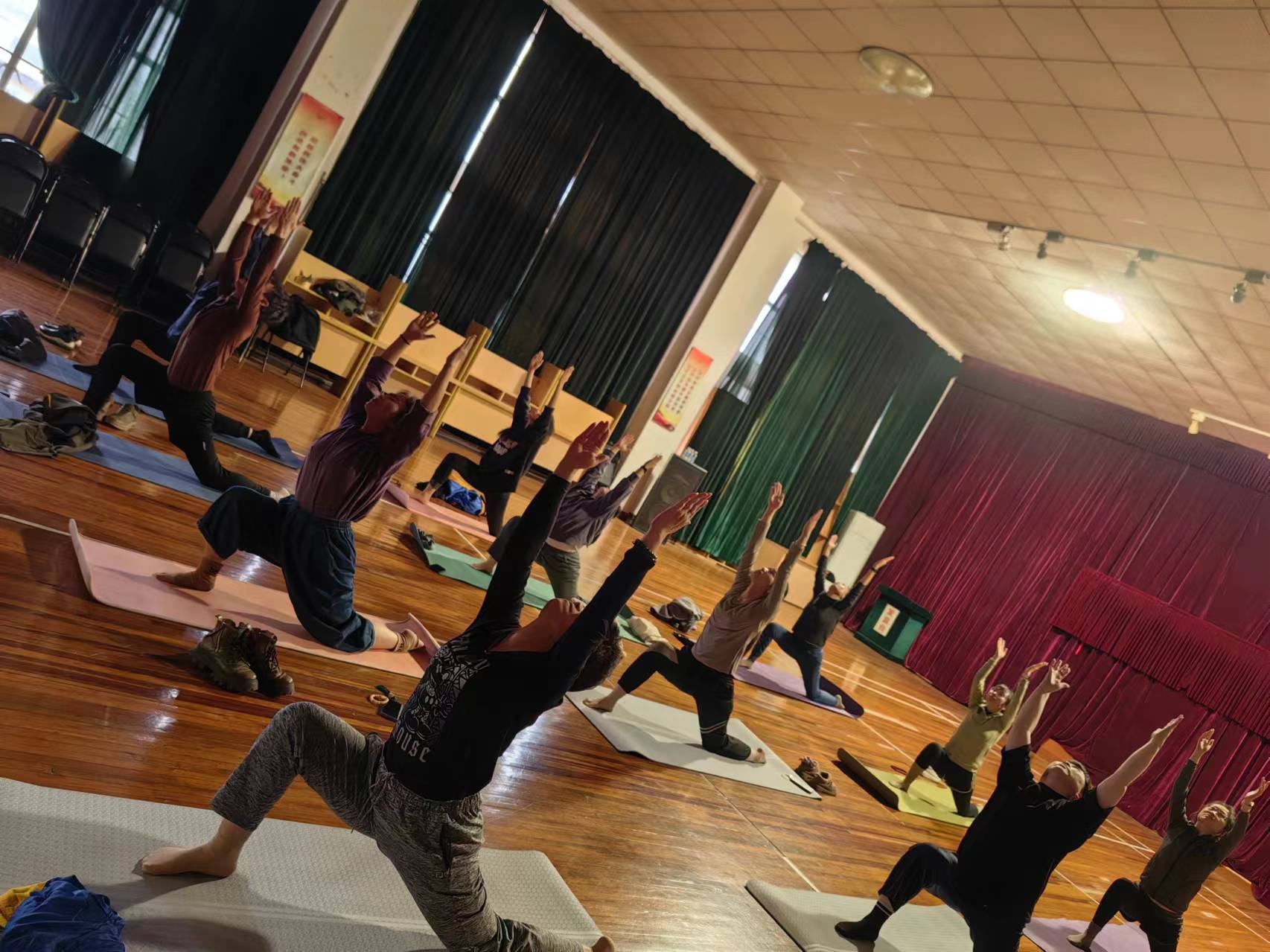 "劳动筑梦·幸福滨海",金山区石化街道举行庆祝"五一"国际劳动节主题