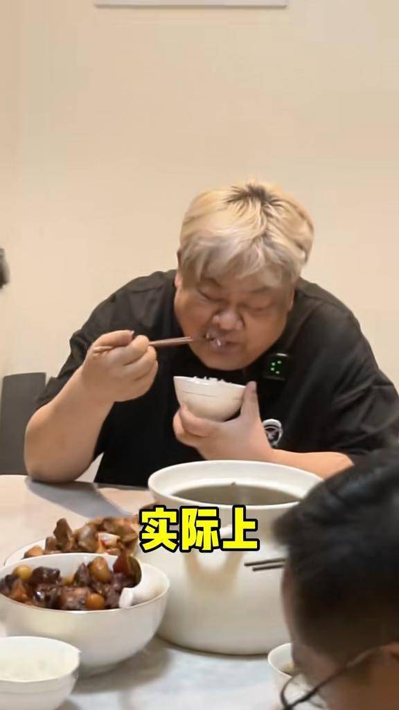 270斤林雪减肥暂停!挺巨肚烧大锅诱人红烧肉,偷吃被抓包还嘴硬