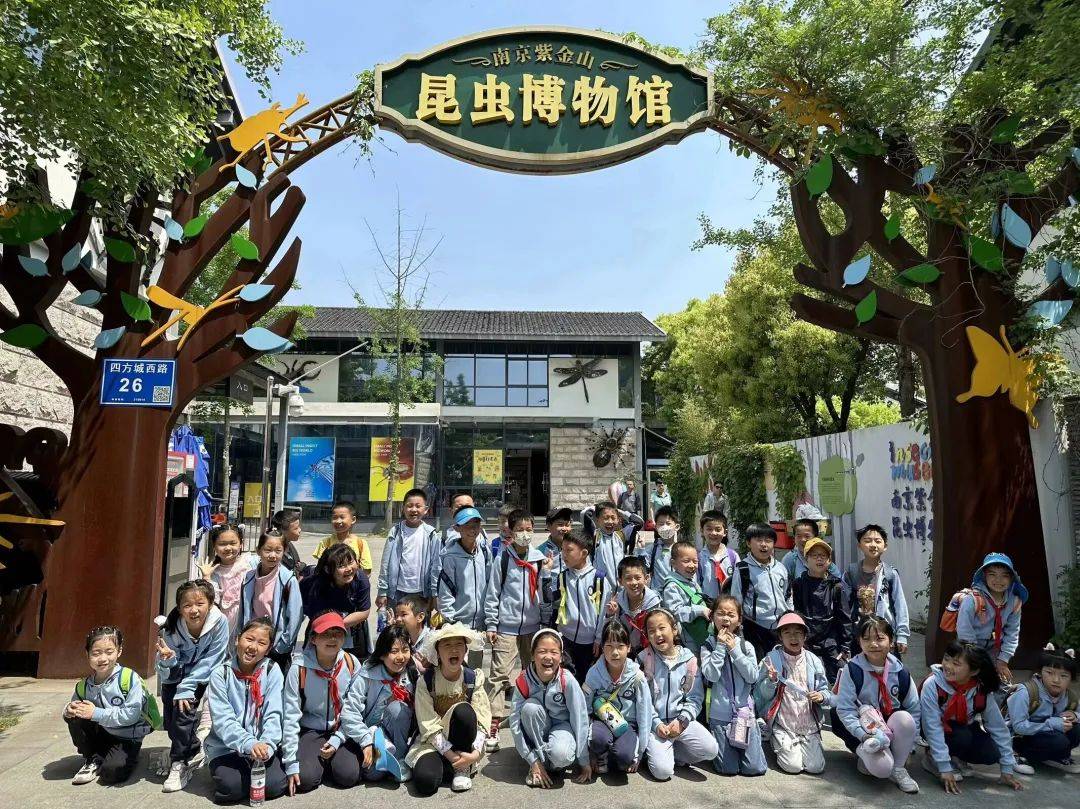 学研季春一二年级的同学们来到了南京紫金山昆虫博物馆,跟随着讲解员