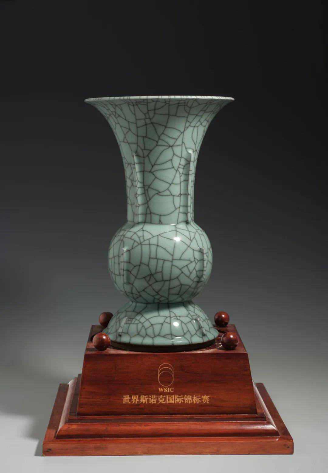 蒋同磊大师为本次大赛制作的净高44厘米的青瓷冠军奖杯,让所有人为之