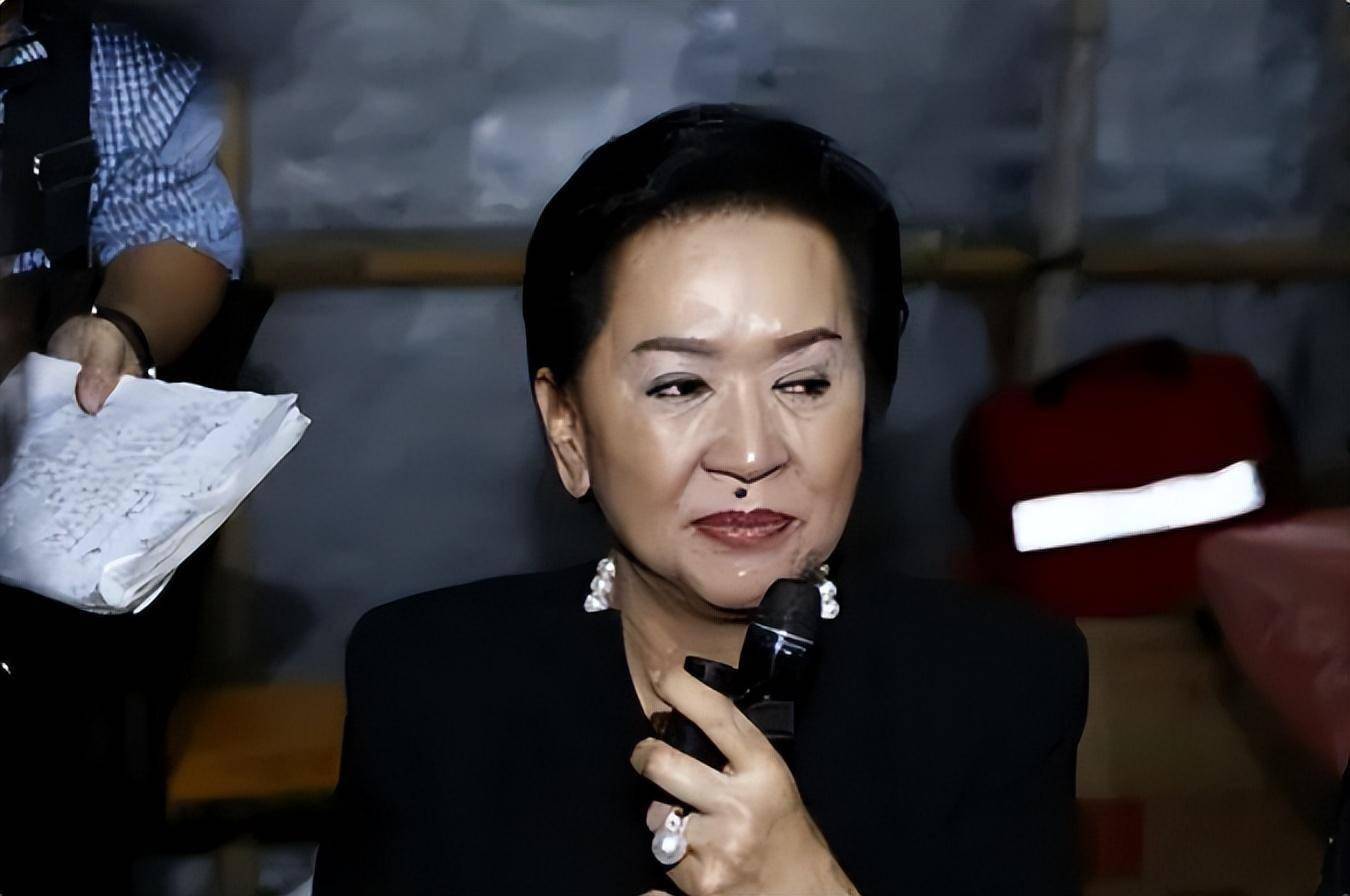 57岁香港富豪带新女友亮相,维持"3女共侍1夫"生活超10年