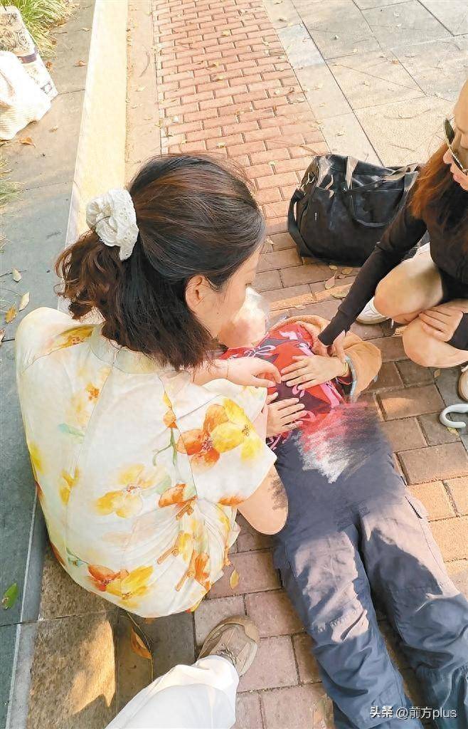 南京一位老人突然发病倒在花坛上 西安女护士冲上前施救李玺同伴一公园 1799