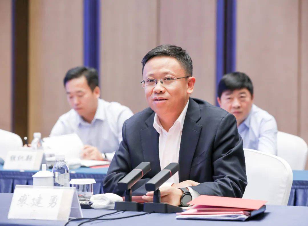 安徽省东至县委书记洪克峰,我市市委书记裘建勇出席座谈会并讲话.