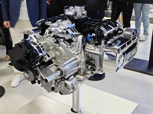据官方表示,该发动机是全球首台也是唯一的水平对置8缸发动机
