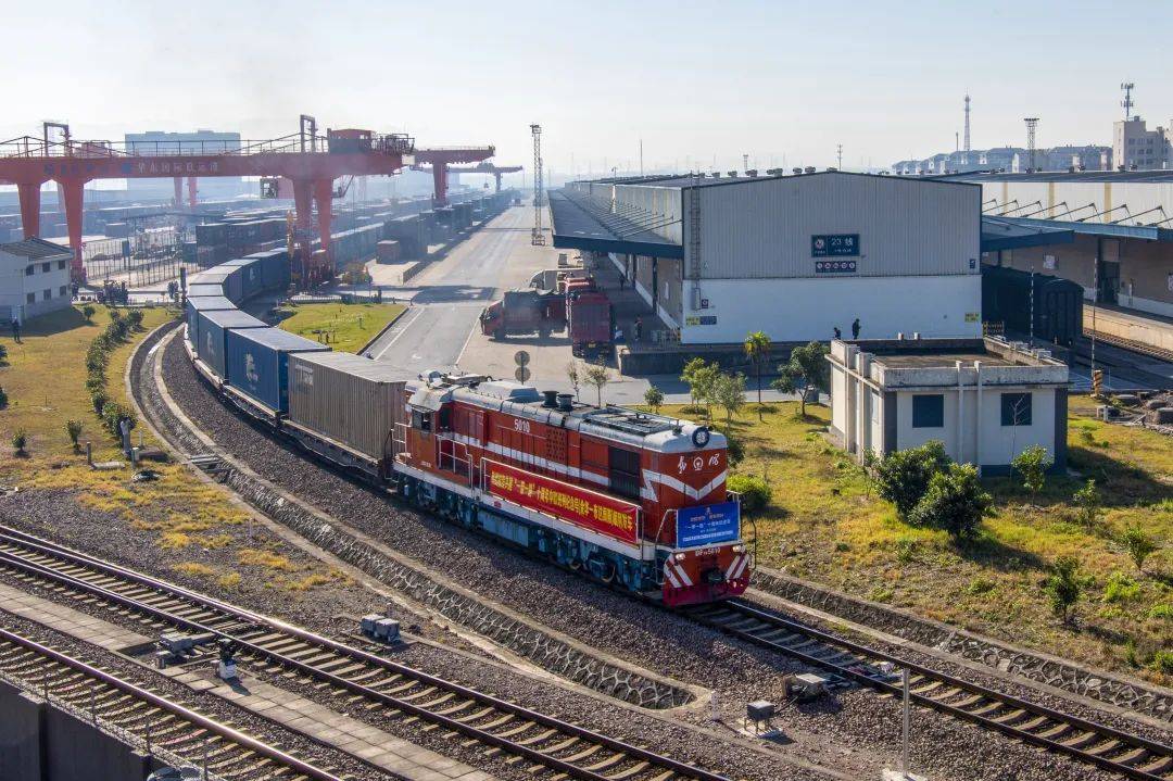 围绕陆港,我市聚焦综合交通,不断优化铁路(轨道)网,加密公路网,强化