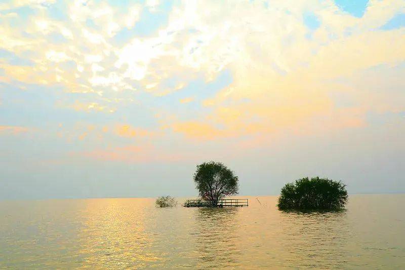 迎着春风,在泗阳运河大道上,用车轮延伸脚步,途径古色古香的泗水阁