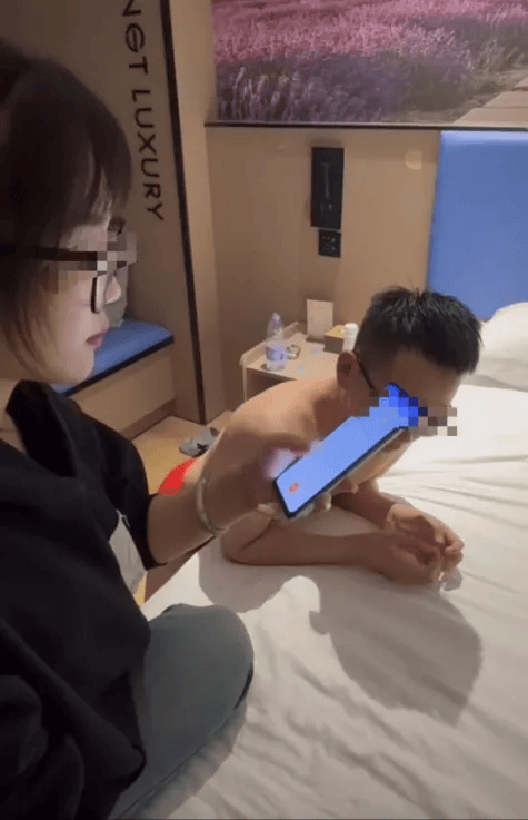 女大学生酒店抓男友劈腿小三现场视频冲上热搜，女主这身手网友直呼：太解恨！