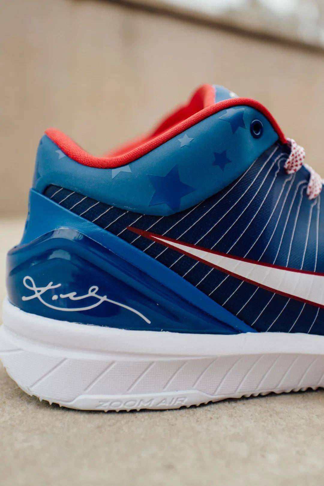 1996年出生的李昊阳从小就很喜欢篮球,恰巧那一年也是科比进入nba的