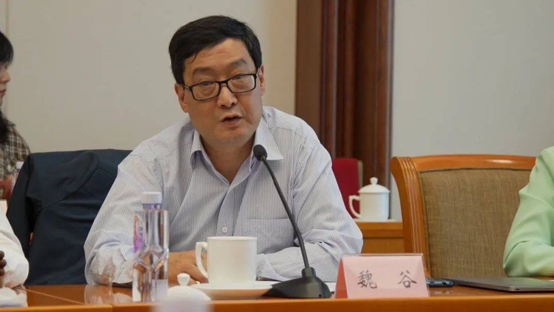 高级合伙人王志辉等专家同与会代表围绕鄂尔多斯高新区未来产业发展