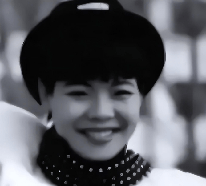 19岁比肩那英,毛阿敏,28岁从23楼一跃而下,她成为母亲